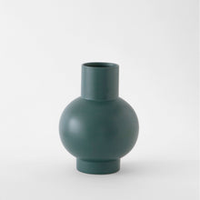 Lade das Bild in den Galerie-Viewer, Nicholai Wiig-Hansen - Strøm - Vase - large - green gables
