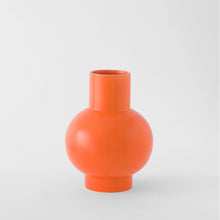 Lade das Bild in den Galerie-Viewer, Nicholai Wiig-Hansen - Strøm - Vase - large - vibrant orange
