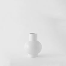 Lade das Bild in den Galerie-Viewer, Nicholai Wiig-Hansen - Strøm - Vase - small - vaporous grey
